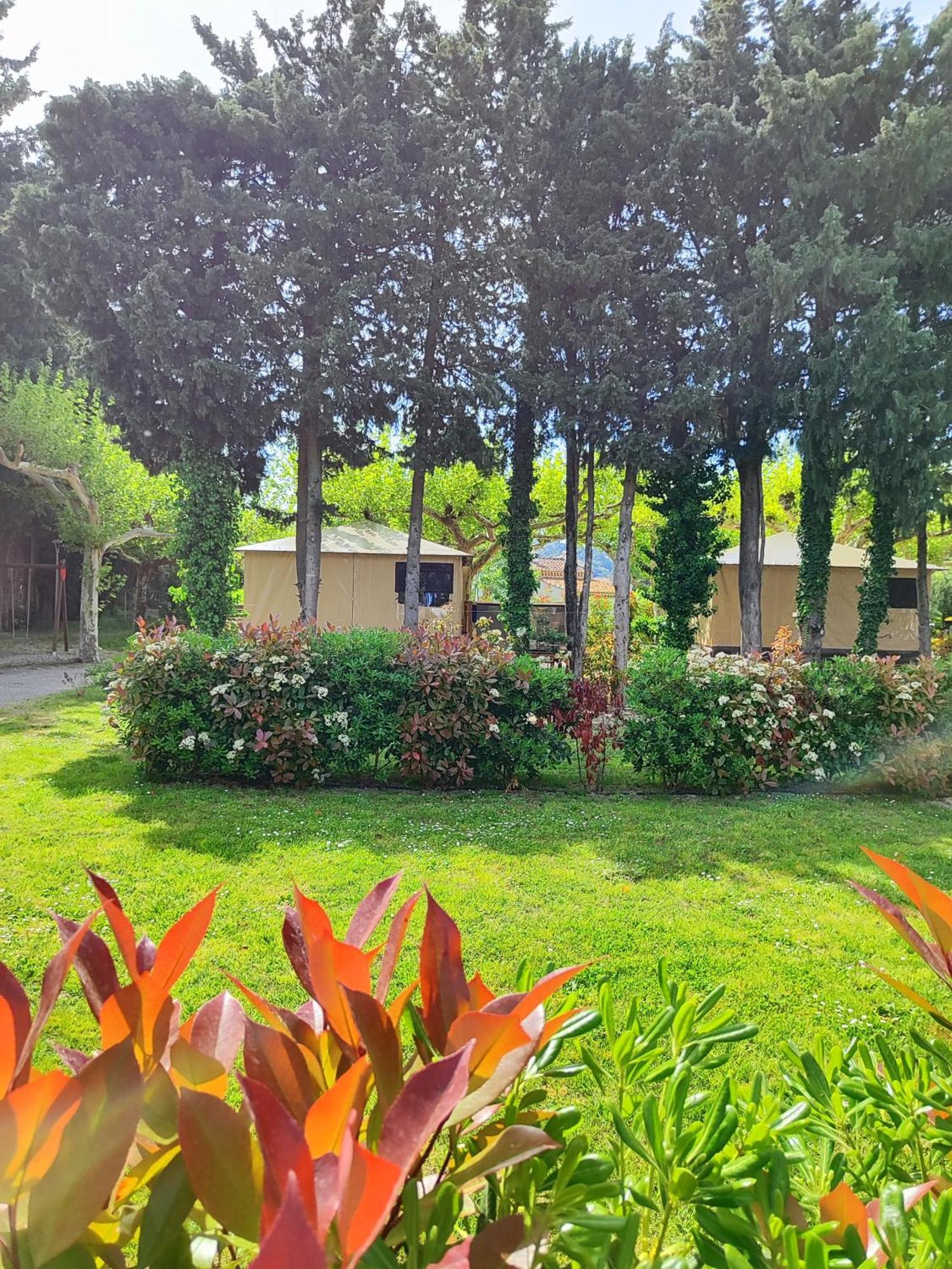 Camping Porte Des Alpilles By M.A Destination Glamping Saint-Étienne-du-Grès Buitenkant foto