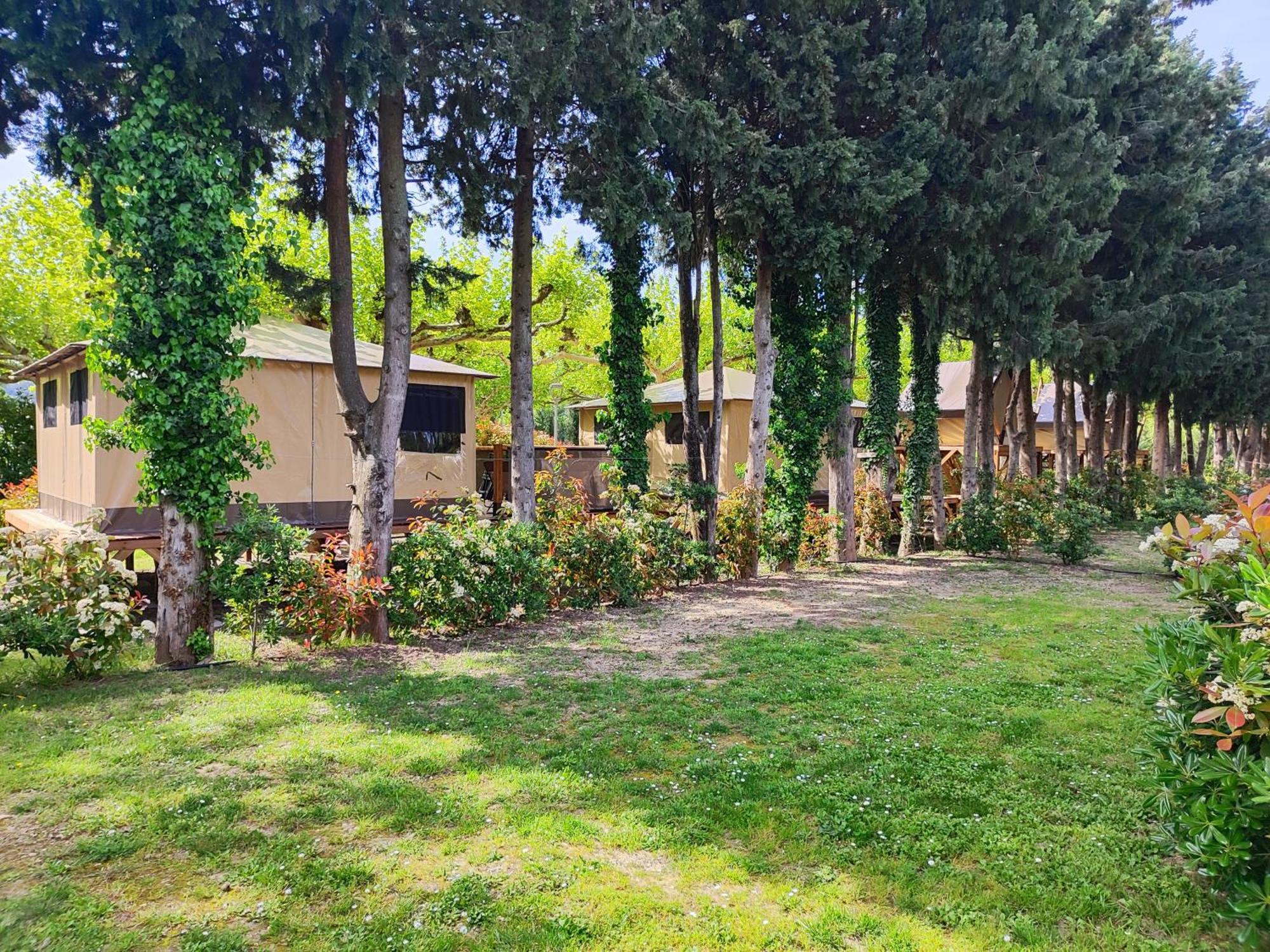 Camping Porte Des Alpilles By M.A Destination Glamping Saint-Étienne-du-Grès Buitenkant foto