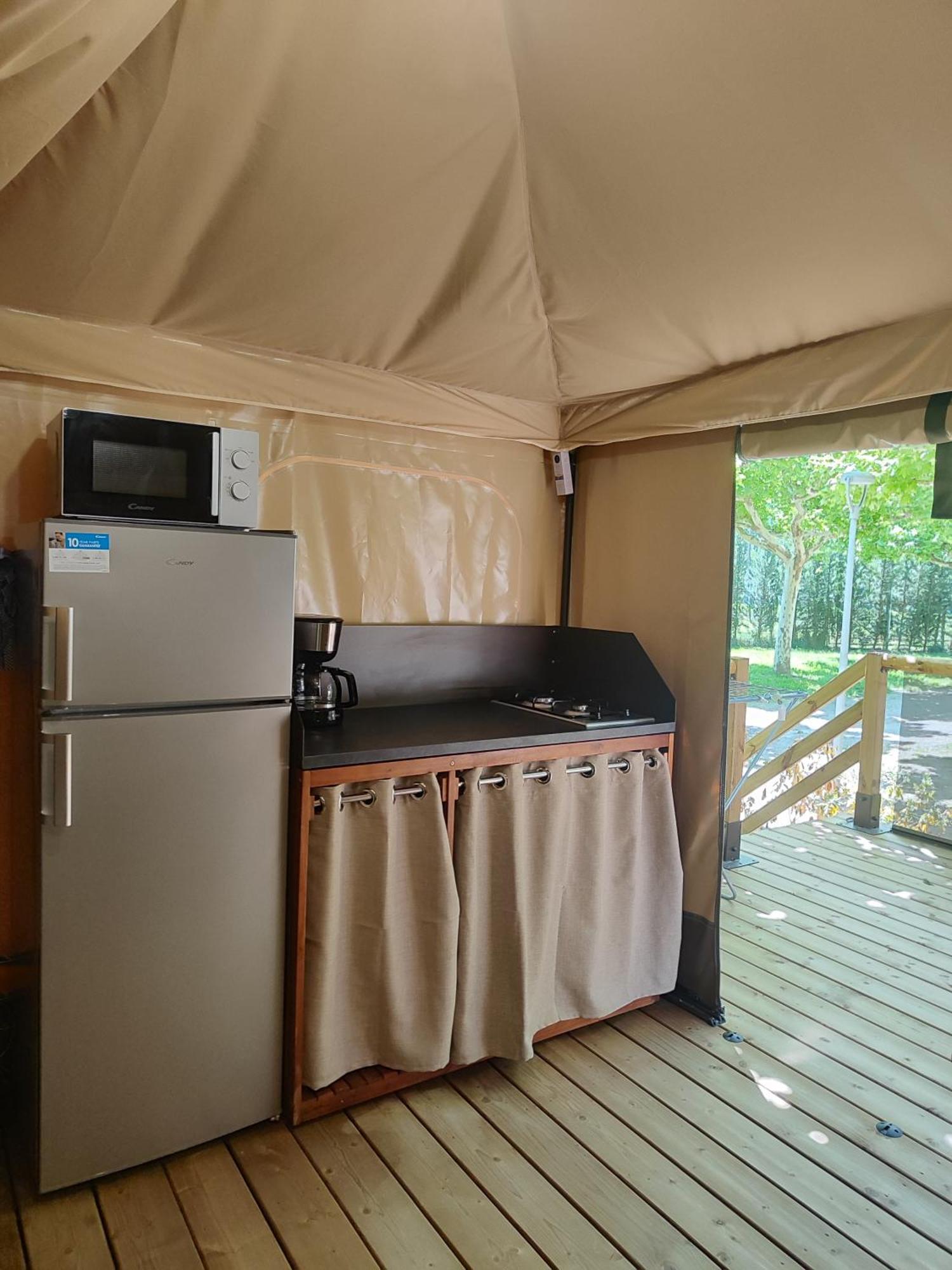 Camping Porte Des Alpilles By M.A Destination Glamping Saint-Étienne-du-Grès Buitenkant foto