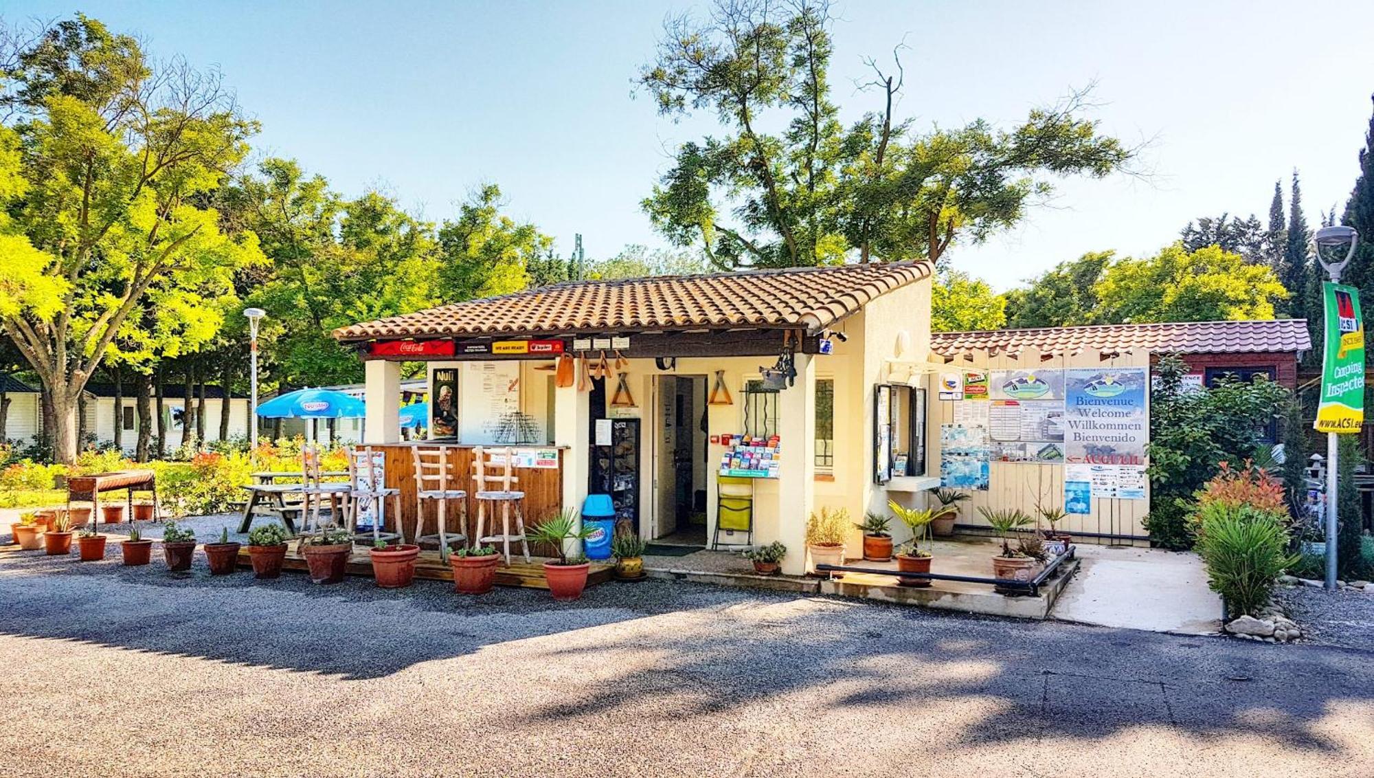 Camping Porte Des Alpilles By M.A Destination Glamping Saint-Étienne-du-Grès Buitenkant foto