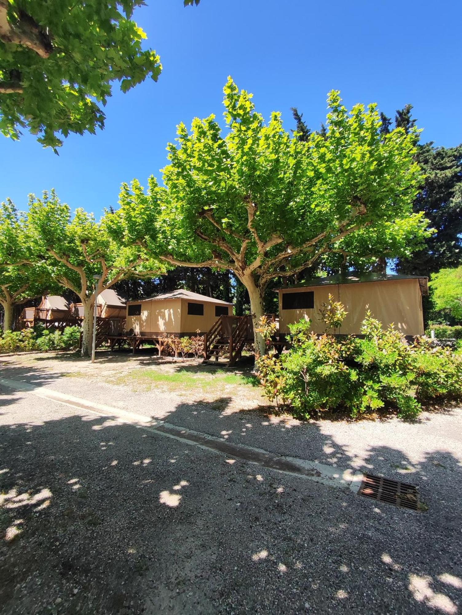 Camping Porte Des Alpilles By M.A Destination Glamping Saint-Étienne-du-Grès Buitenkant foto